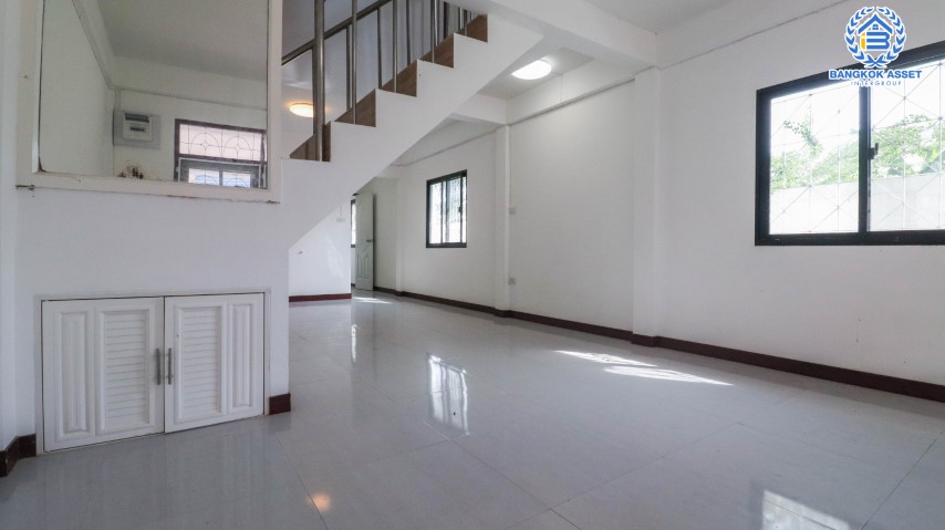 *****ทาวน์เฮ้าส์มือสองย่านกรุงเทพฯ ม.ร่มรื่นเพลส ลาดพร้าว-โชคชัย4 หลังมุม! เนื้อที่ 20 ตร.ว. ฟังก์ชัน 3 ห้องนอน 2 ห้องน้ำ 1 ที่จอดรถ ตกแต่งใหม่ รีโนเวททั้งหลัง ไม่ได้เข้าอยู่ บนทำเลเชื่อมต่อถ.ประดิษฐ์มนูธรรม, ถ.รามอินทรา ใกล้ทางด่วนรามอินทรา–อาจณรงค์